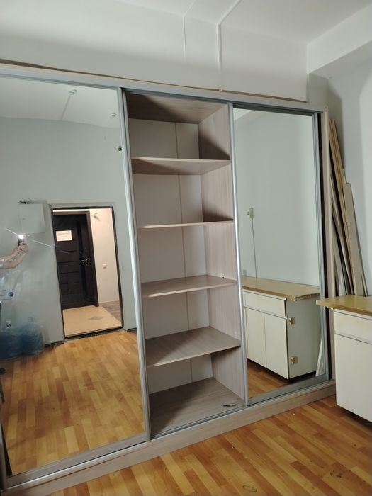 Шкаф встроенный с зеркалами