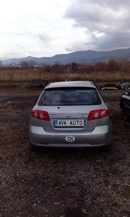 Део Лачети на части