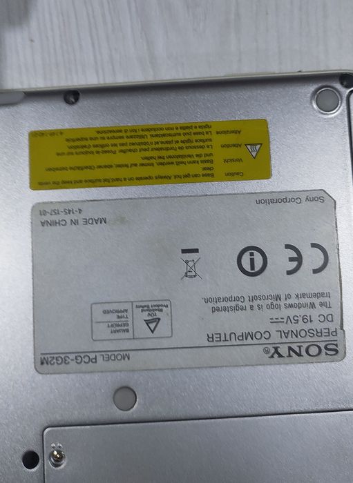 Ноутбук Sony белого цвета выпуск 2009г.