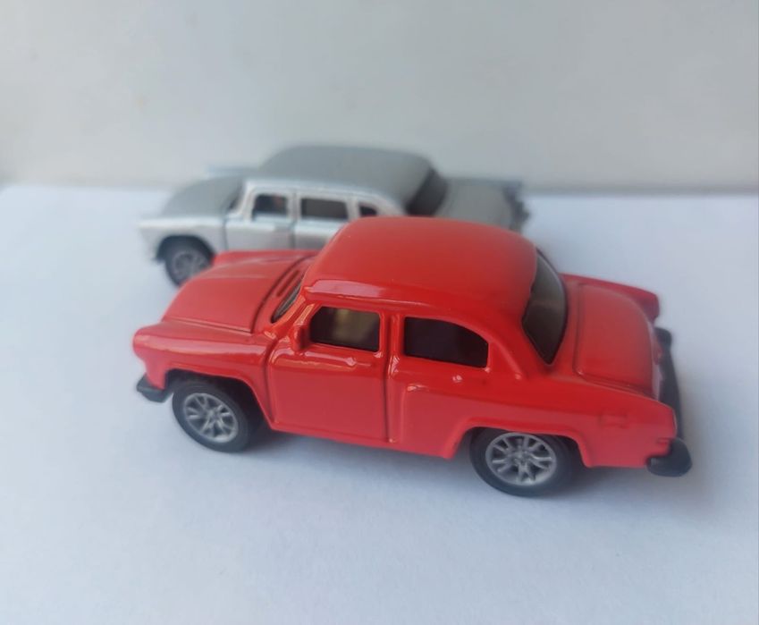 Модельки Волга и Чайка