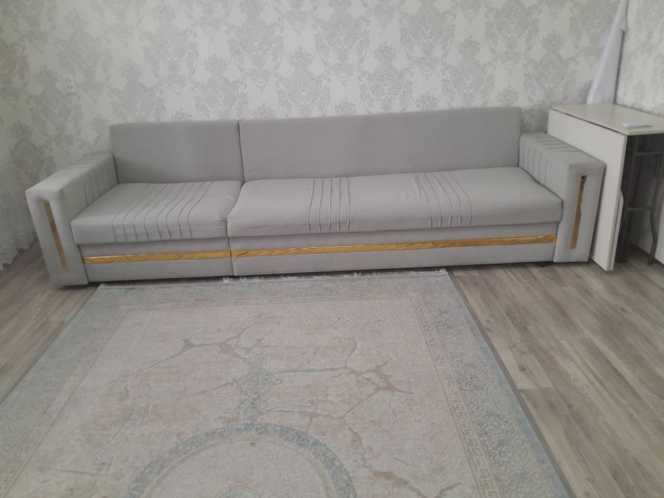 Продаю диван для гостиной.