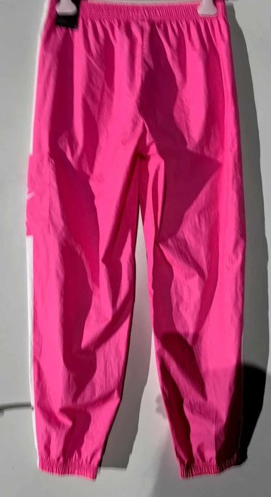 Nike оригинална дамска долница розово електриков цвят М размер