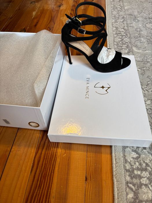 Елегантни сандали от велур