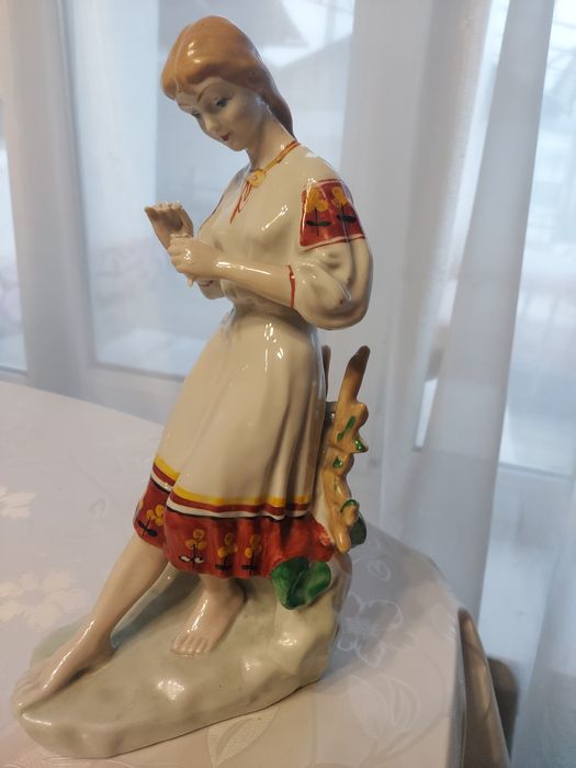 Фарфоровая статуэтка Девушка с цветком