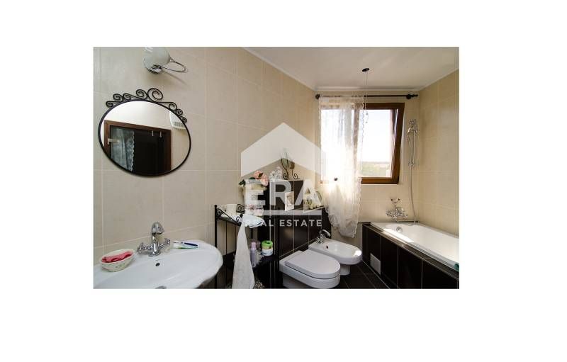 Четириетажна обзаведена къща за продажба, с барбекю зона и двор, в м-с