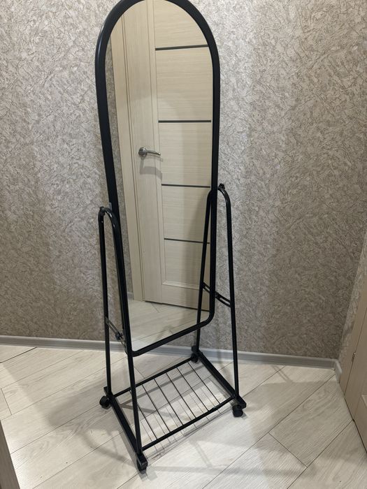 Напольное зеркало