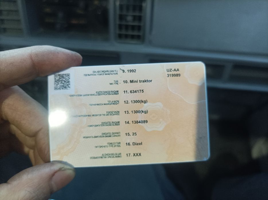 Traktor sotiladi T 25