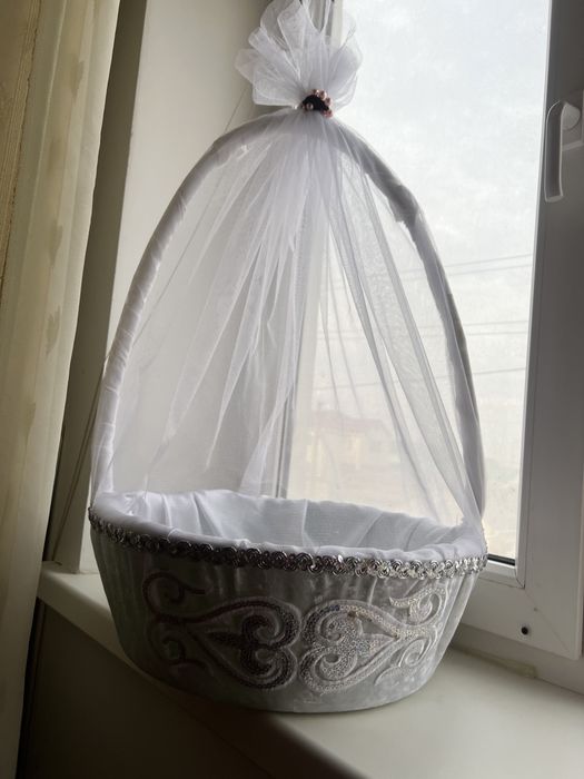 Корзина белая с орнаментами и сеткой