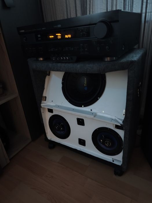 Vând boxă pasivă în stare foarte bună cu stație cu tot boxa 200w