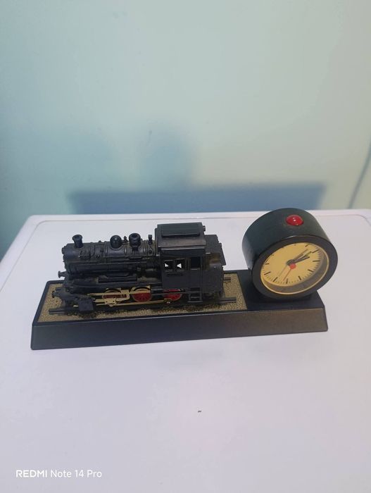 Винтидж аналогов часовник с локомотив