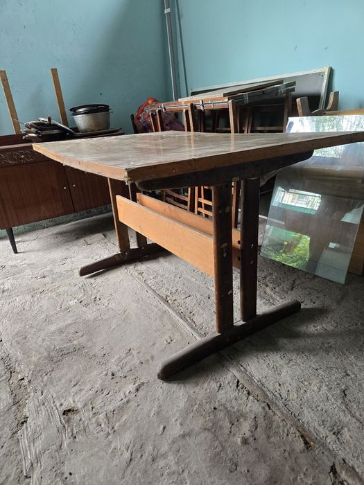 Стол в хорошем состоянии