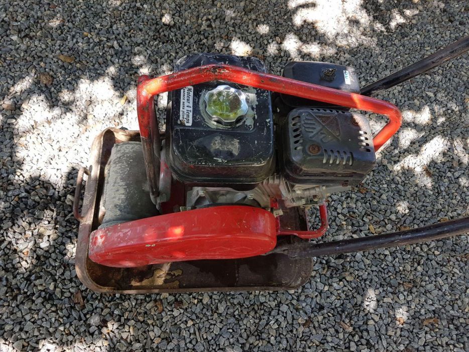 Inchiriez placa vibranta (talpa) compactoare 90kg pret 200 lei /zi