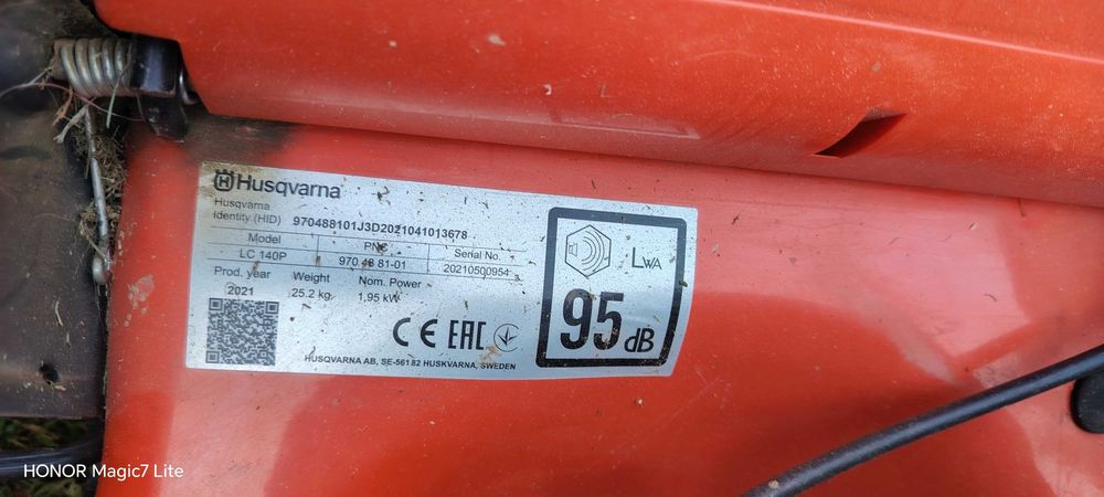 Mașină de tuns gazonul Husqvarna LC 140P pentru piese.