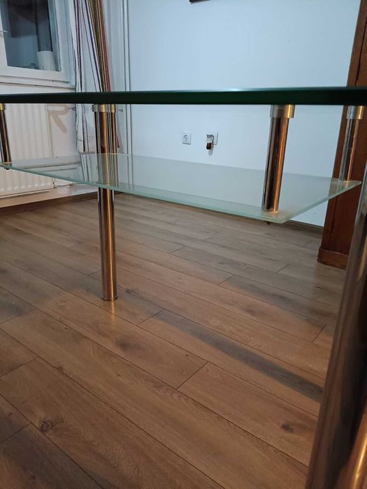 Стъклена трапезна маса