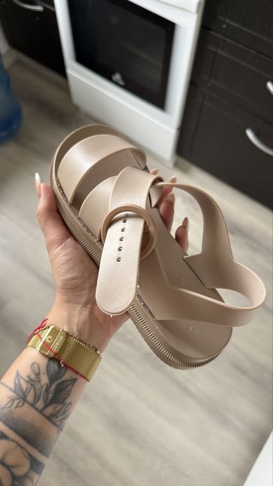 Легкие сандали бежевые