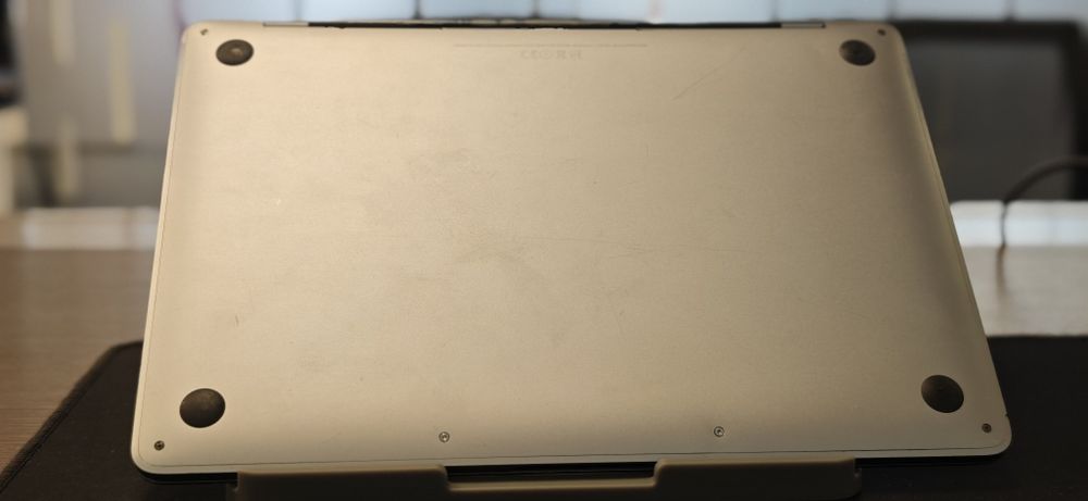 MacBook Pro 13” 2016 i5 / 8GB / SSD 256GB / baterie 94% – 191 cicluri