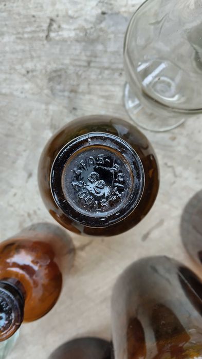 Sticle maro- albe vechi  si vaze de colectie