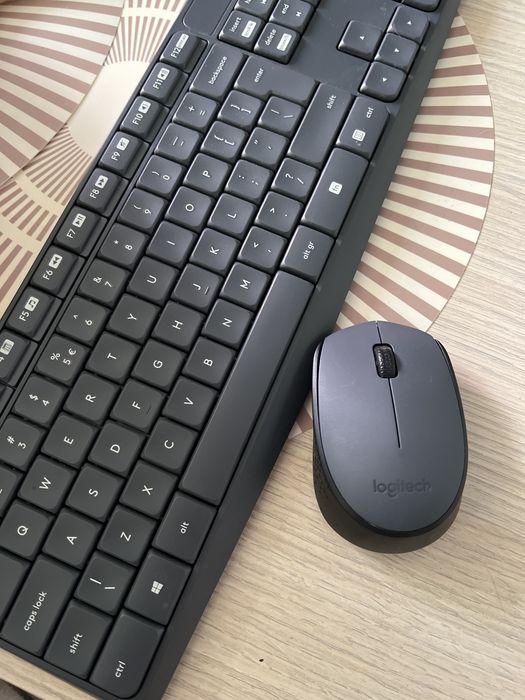 Set mouse si tastatura wifi logitech