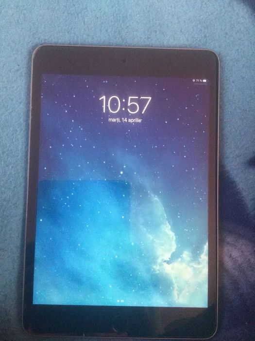 Vând iPad 4 mini