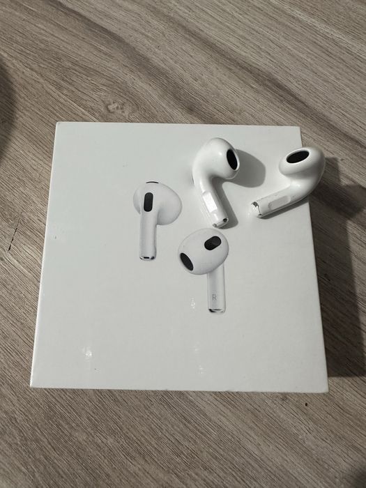 Продам наушники Airpods 3