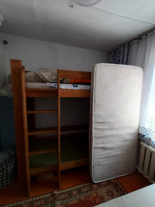 Кровать двухъярусная, стол