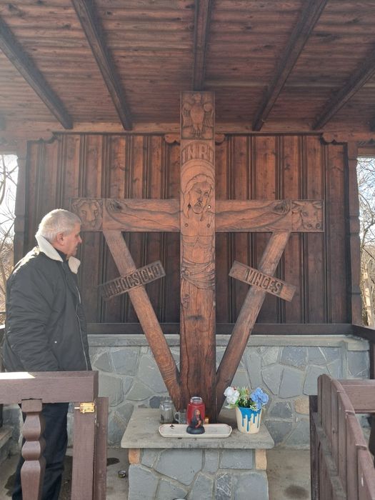 Troite sculptate in lemn