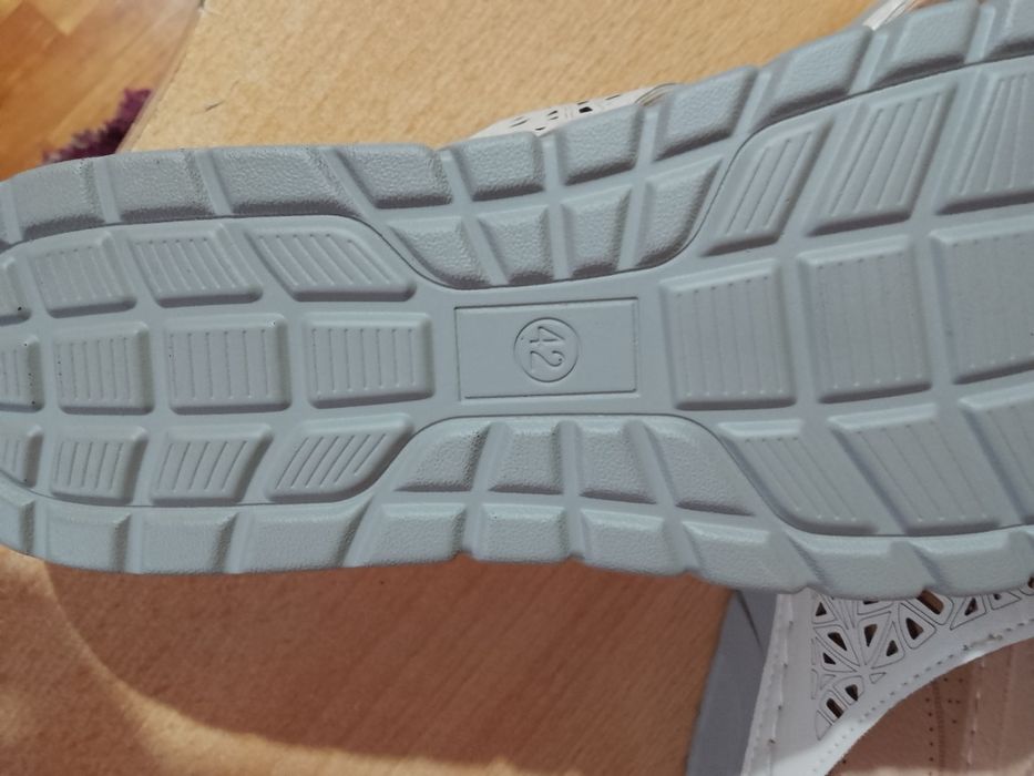 Нови бежови чехли 42 номер