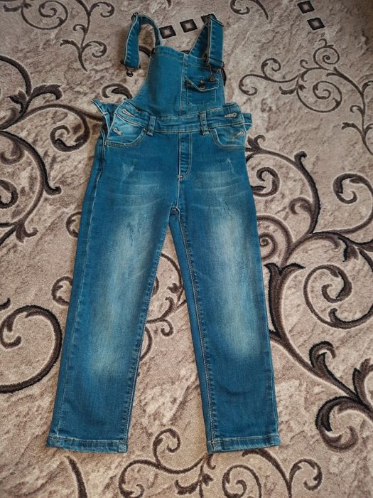 Стильные потёртые джинсы - комбинезон 5-6