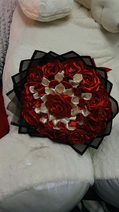 Buchet 15 trandafiri rosii din satin cu model de dalie