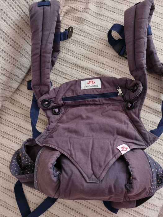 Бебеносене кенгуру mengybaor две лица