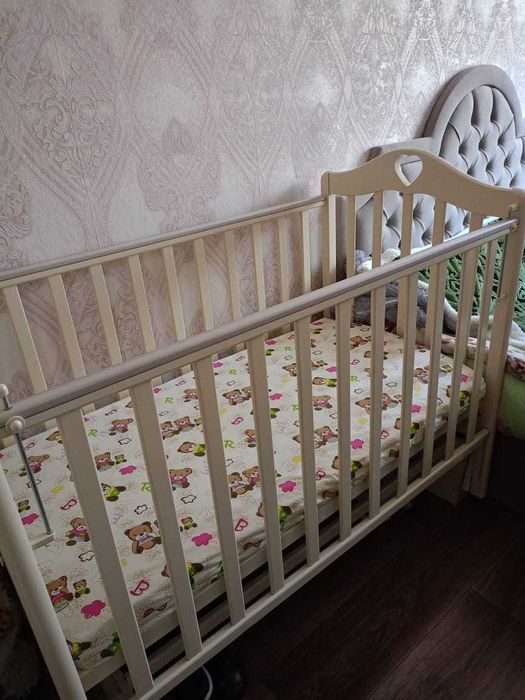 Детская кроватка с маятником.