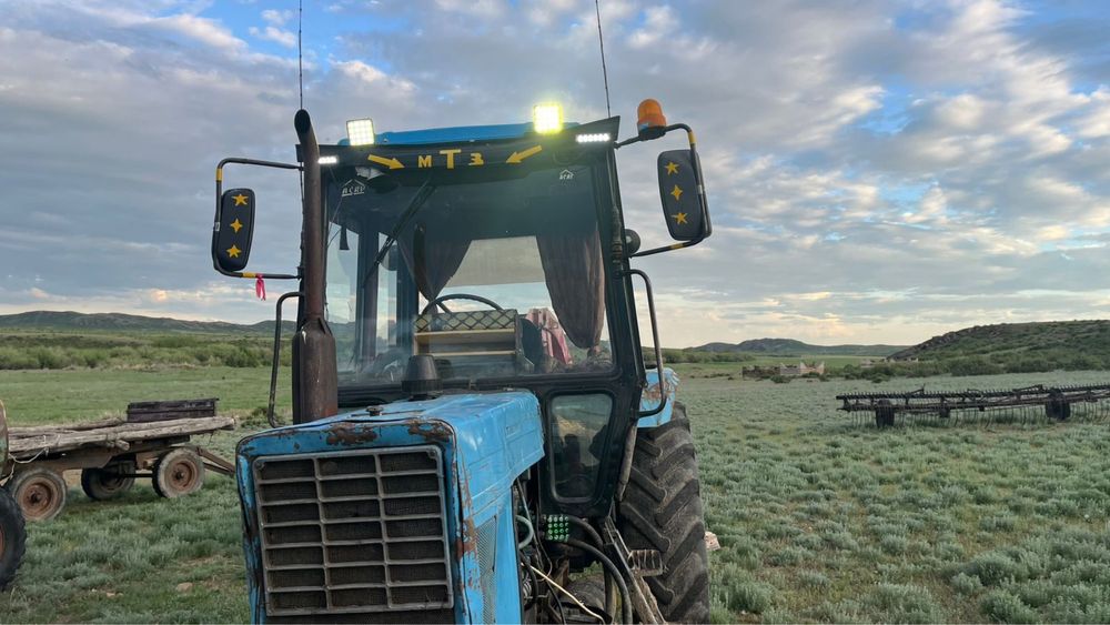 Трактор МТЗ 80, руллонный прессподборщик