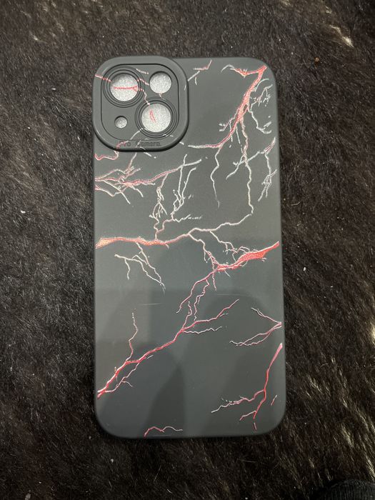 ПРОДАВАМ калъф за iphone 13 чист черен с червени светкавици