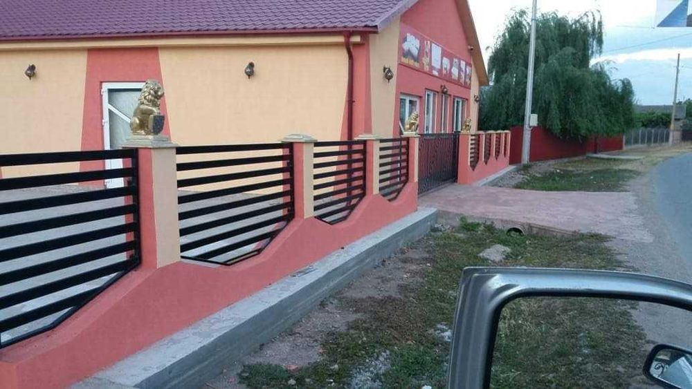 Garduri din panouri stil jaluzele, sipca metalica, tabla, plasa si BCA