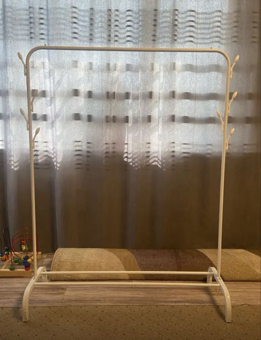 Металлическая вешалка с полкой для обуви