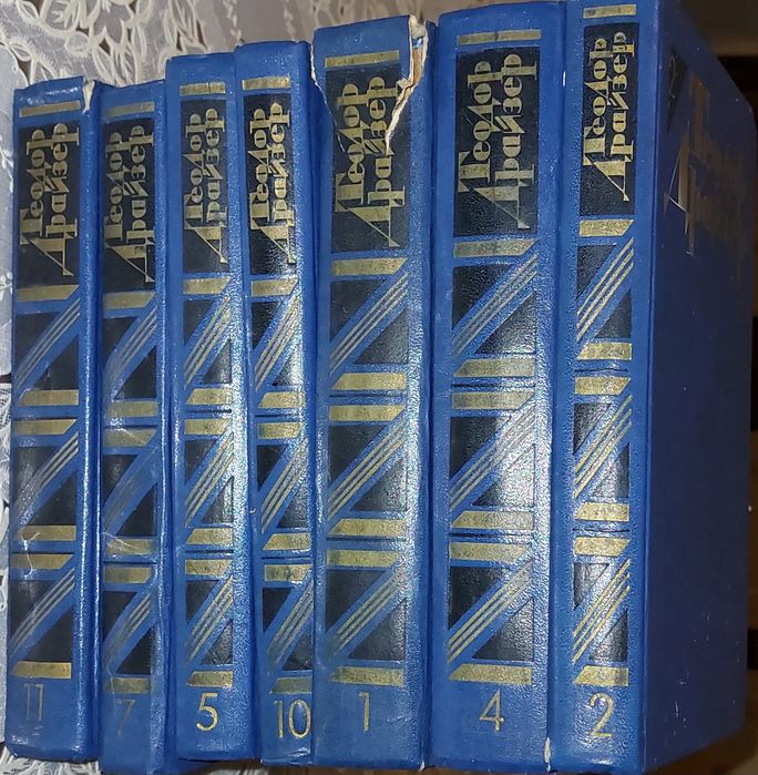 Книги разные. Есенин. Толстой. Пушкин