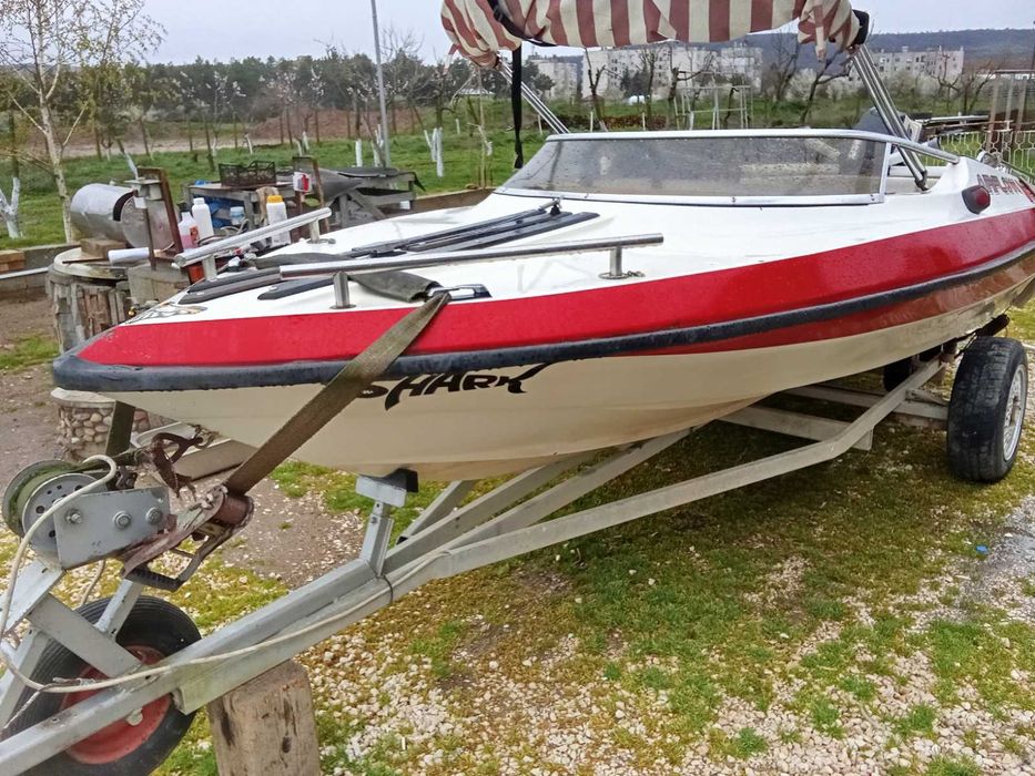 Моторна лодка Glastron Spirit 165+ двигател и колесар