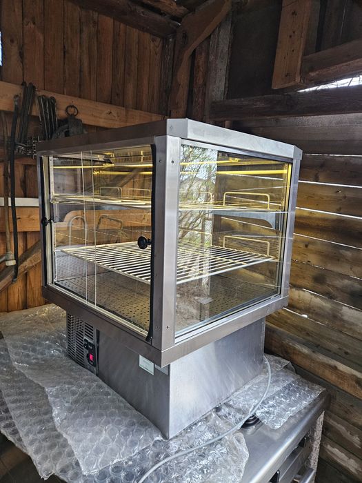 Хладилна Витрина Настолна за Торти,  Сладкарски Изделия, Сандвичи ,Сал