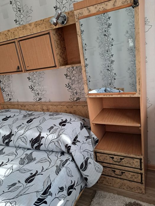 Продам кровать б/у с тумбами