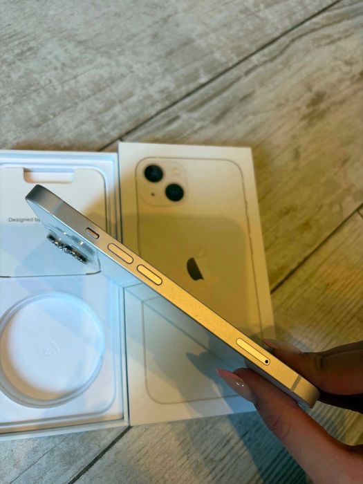 iPhone 13 + 5 калъфа Перфектен !!!!