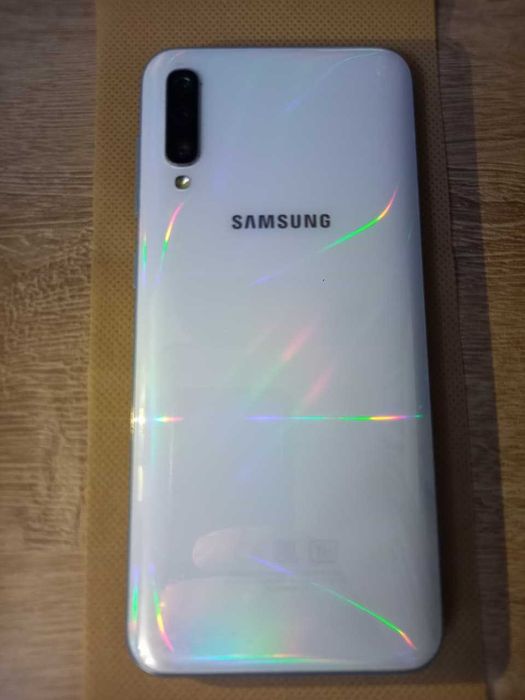 Продам Samsung А50  64GB