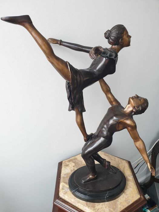 Голяма бронзова скулптура/фигура/статуетка върху мрамор