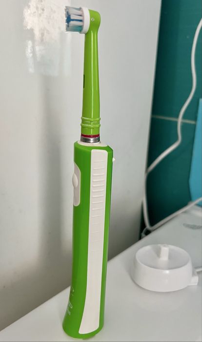 Periuta electrica OralB Junior cu /fara  incarcator inclus