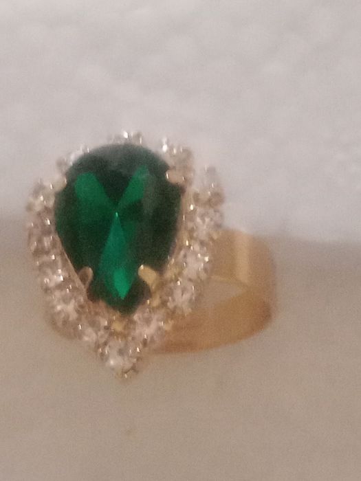 Продается комплект бижутерии. Колье , серьги , кольцо,