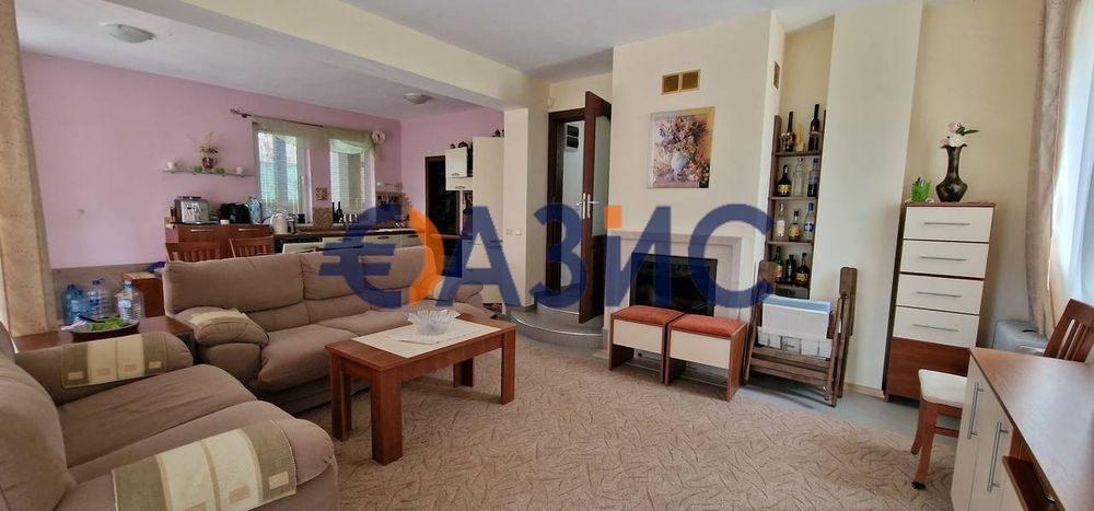 Къща в Клубно вилно селище от затворен тип "Грийн вил", с .Горица,