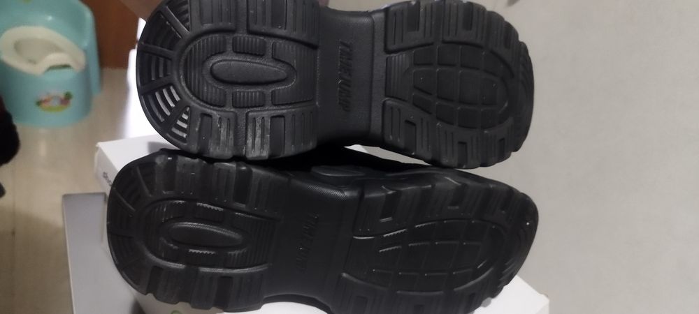 Срочно продам кроссовки