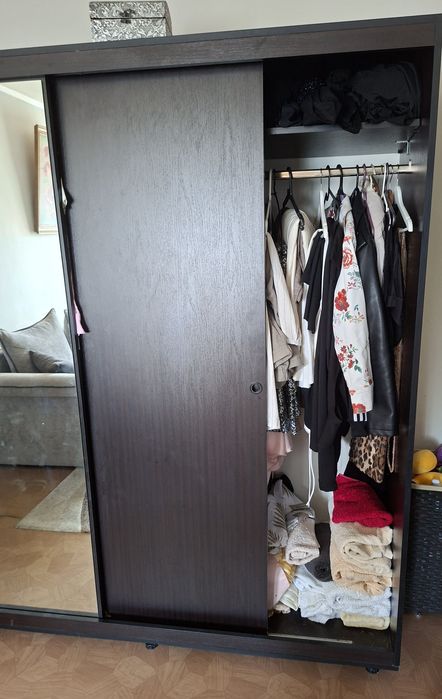 Dulap cu usi culisante stare bună 300lei