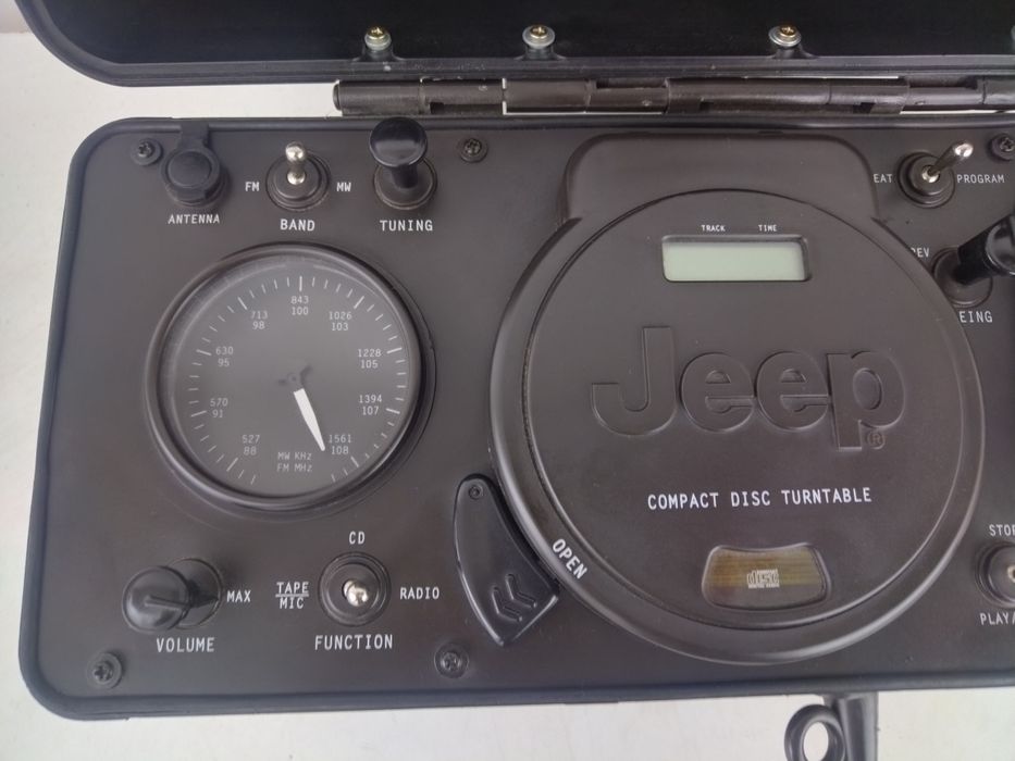 Радио-касетофон и диск  Roadstar, изработено по поръчка за JEEP