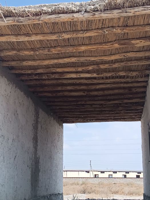 Mol bozor yonida Uy sotiladi.