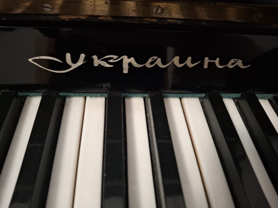 Vând pianină , scaun